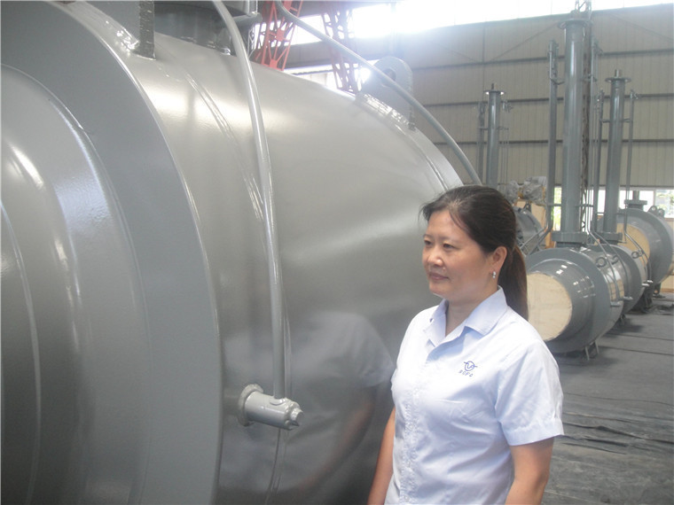 高級工程師黃志慧在查看閥門