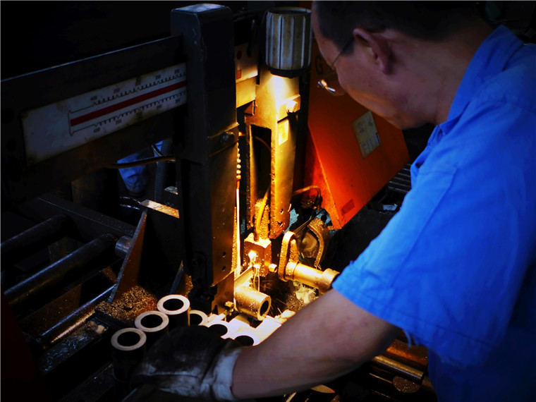 生產(chǎn)車間工作人員關(guān)注數(shù)值變化