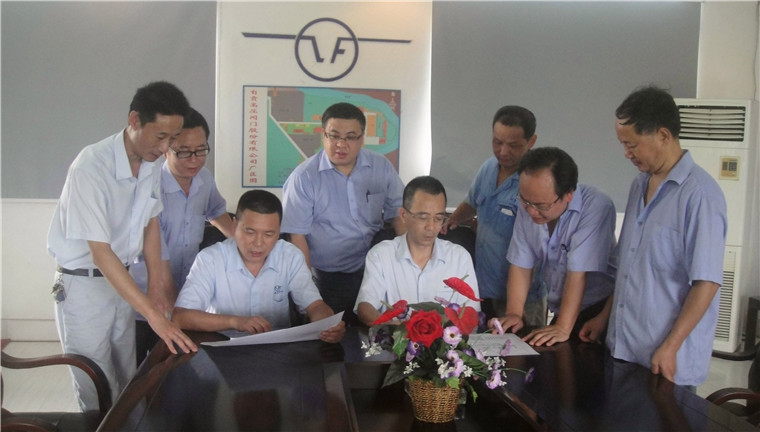 攻關小組成員在探討