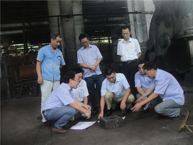 攻關小組成員改進模具