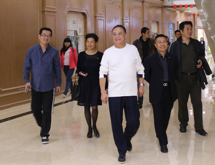 夏主席參觀考察博美裝飾城渠縣商場(chǎng)