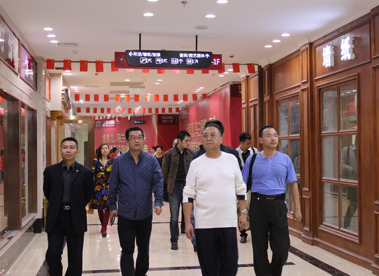 夏主席、郁總在吳總陪同下參觀渠縣商場(chǎng)