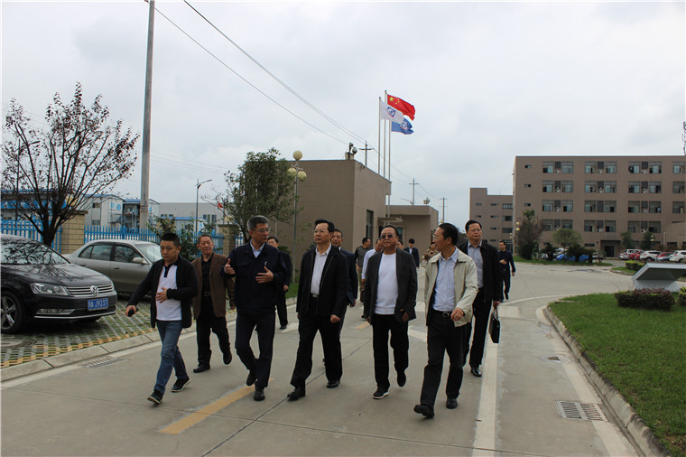 一行人參觀中汽成配