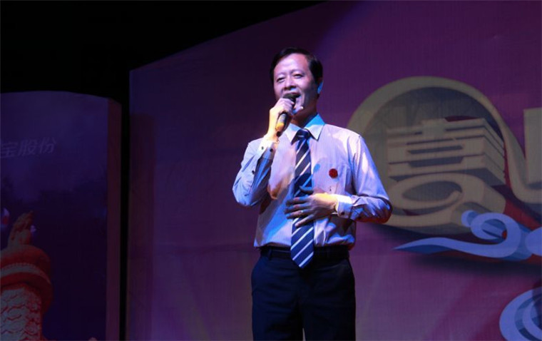 舞臺(tái)上的王典貴