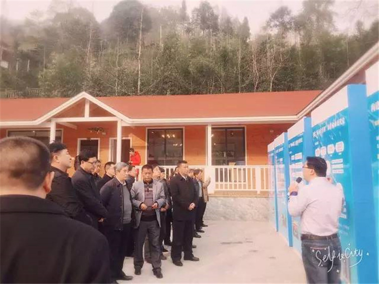 參觀中了解情況