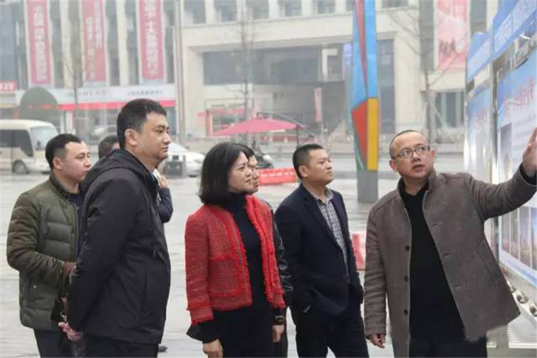 1唐副市長在縣政府商貿(mào)規(guī)劃展板前聽取工作匯報