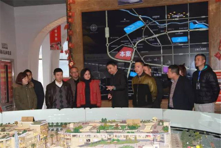 3馮彭在項目沙盤前向唐副市長匯報項目進度