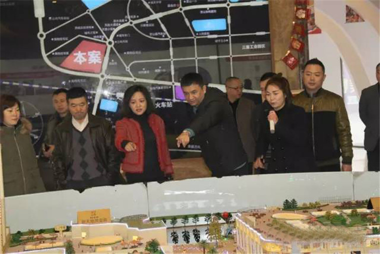 4馮彭在項目沙盤前向唐副市長匯報項目進度