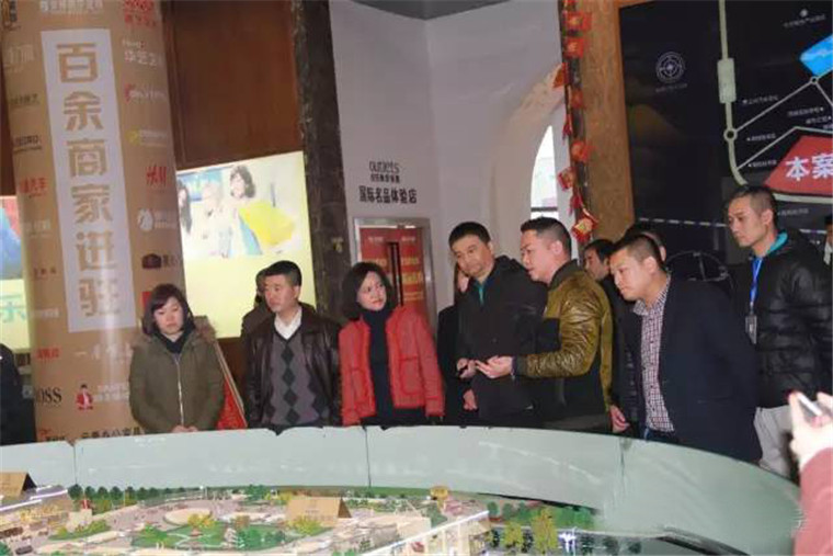 5馮彭在項目沙盤前向唐副市長匯報項目進度