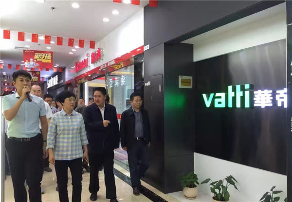 擔(dān)任講解員時(shí)工作照