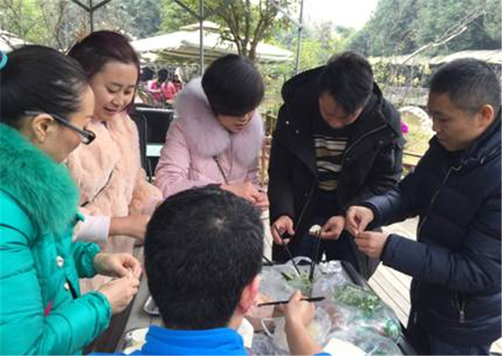 齊齊動手包餃子