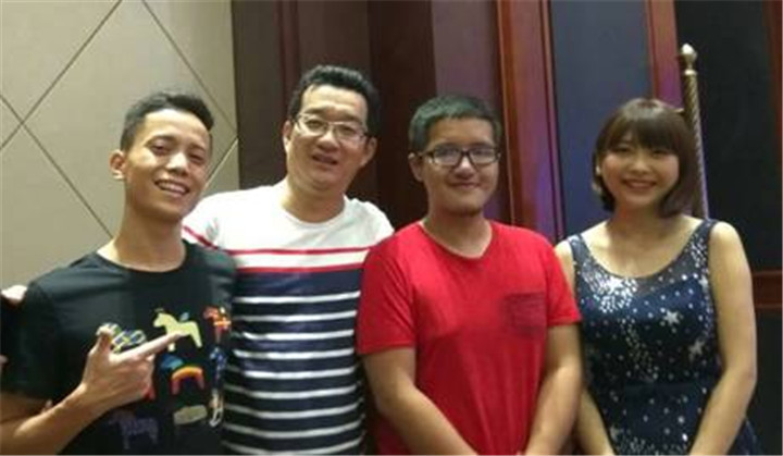 王林海與同事合影