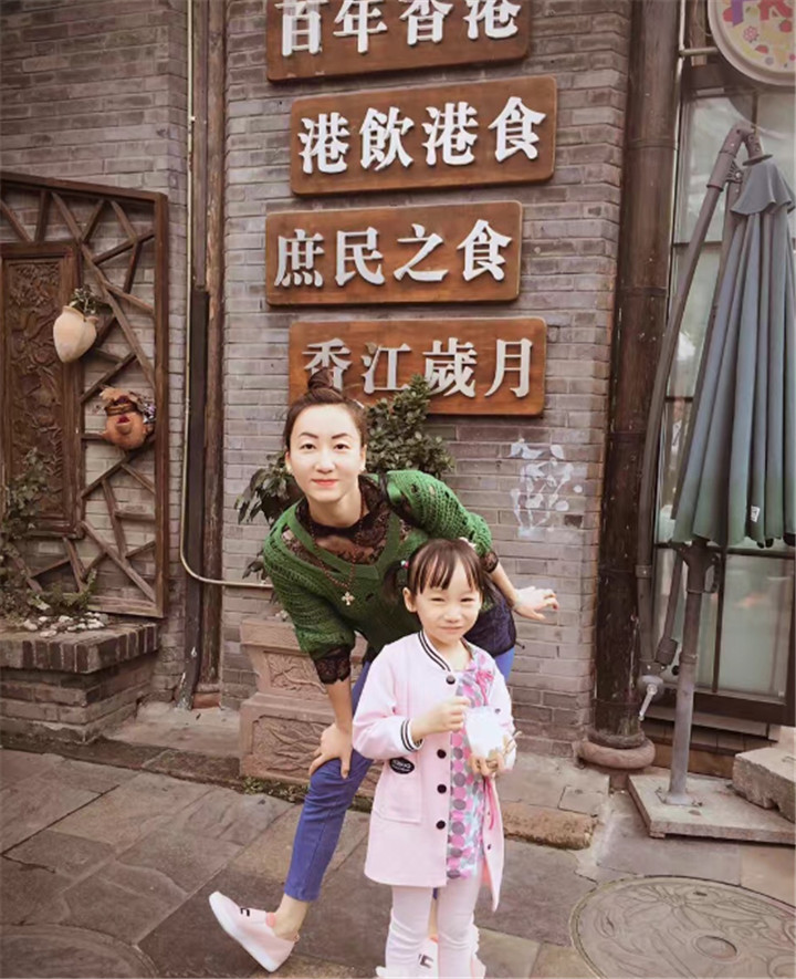 李偉慧與女兒合影