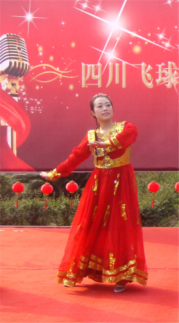 稅麗表演新疆舞